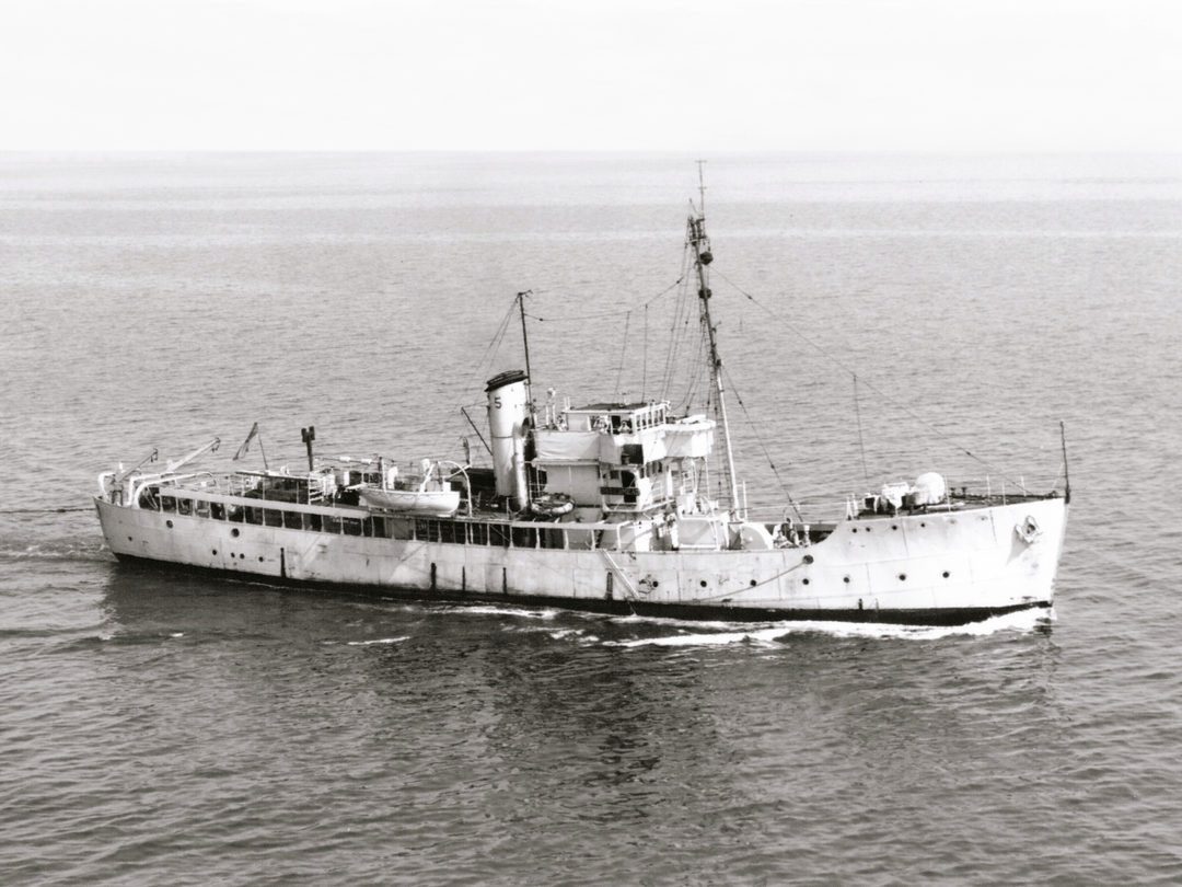 HMS Gateshead (T288) Royal Navy Isles Class Trawler Starboard View Photo Print Wall Art Decor - Posters, Prints, & Visual Artwork - by Hampshire Prints (image 1 of 9)