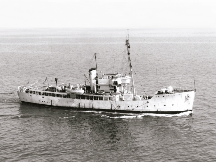 HMS Gateshead (T288) Royal Navy Isles Class Trawler Starboard View Photo Print Wall Art Decor - Posters, Prints, & Visual Artwork - by Hampshire Prints (image 1 of 9)