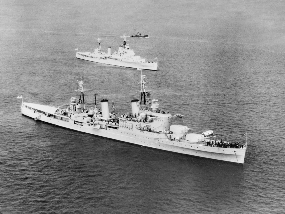 HMS Glasgow (C21) Royal Navy Town Class Light Cruiser High Starboard View Photo Print Wall Art Decor - Posters, Prints, & Visual Artwork - by Hampshire Prints (image 1 of 9)