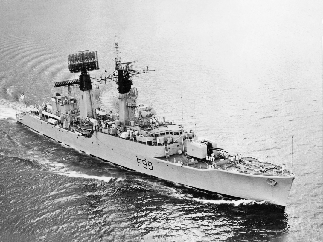 HMS Lincoln F99 Salisbury Class Frigate 1969 Starboard View Photo Print - Posters, Prints, & Visual Artwork - by Hampshire Prints (image 1 of 9)