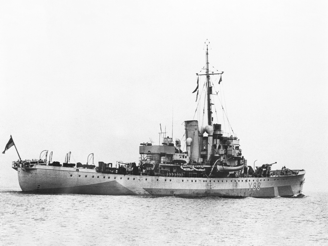 HMS Totland Y88 Banff Class Sloop September 1943 Photo Print - Posters, Prints, & Visual Artwork - by Hampshire Prints (image 1 of 9)
