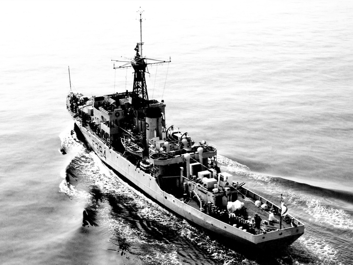 HMS Leeds Castle F384 Castle Class Corvette Photo Print - Posters, Prints, & Visual Artwork - by Hampshire Prints (image 1 of 9)