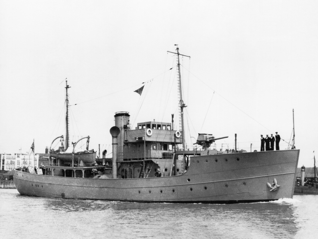 HMS Mastiff T10 Dog Class Trawler Photo Print - Posters, Prints, & Visual Artwork - by Hampshire Prints (image 1 of 9)