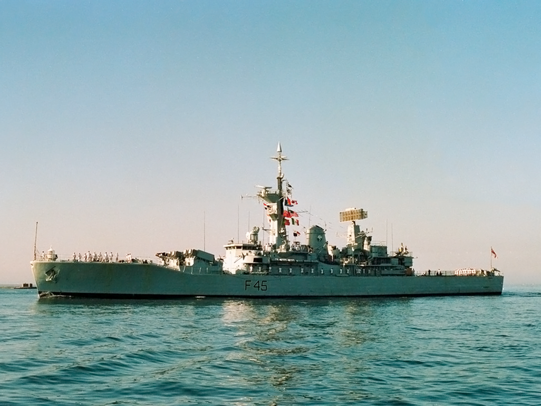 HMS Minerva F45 Leander Class Frigate July 1990 Port Beam View Photo Print - Posters, Prints, & Visual Artwork - by Hampshire Prints (image 1 of 9)