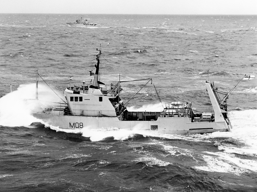 HMS Venturer M08 Converted Minesweeper Warship Photo Print - Posters, Prints, & Visual Artwork - by Hampshire Prints (image 1 of 9)