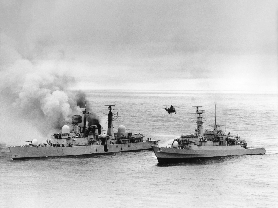 HMS Arrow (F173) alongside HMS Sheffield (D80) Royal Navy Falkland War Photo Print Wall Art Decor Posters, Prints, & Visual Artwork Hampshire Prints 6 x 4 No Frame No