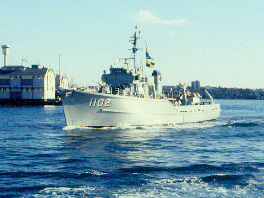 HMS Alcaston (M1102) Royal Navy Ton Class Minesweeper Warship Entering Harbour Photo Print Wall Art Naval Decor Posters, Prints, & Visual Artwork Hampshire Prints 6 x 4 No Frame No