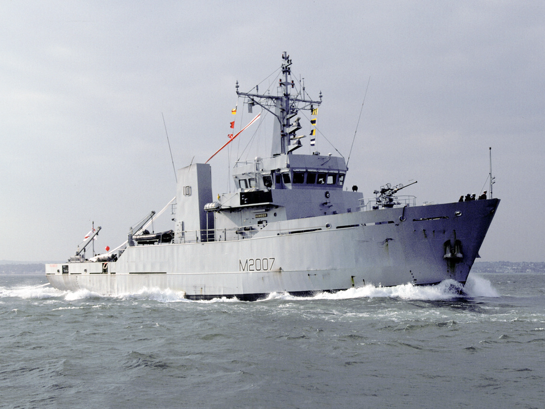 HMS Humber (M2007) Royal Navy River Class Minesweeper Paying Off Photo Print Wall Art Decor - Posters, Prints, & Visual Artwork - by Hampshire Prints (image 1 of 9)