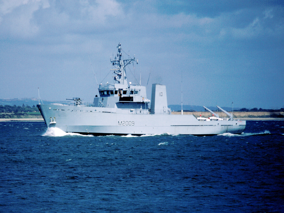 HMS Itchen M2009 River Class Minesweeper August 1988 Photo Print - Posters, Prints, & Visual Artwork - by Hampshire Prints (image 1 of 9)