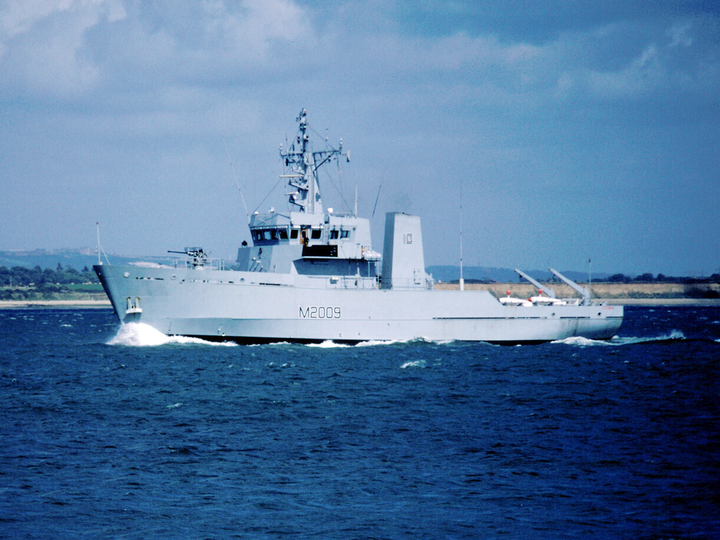 HMS Itchen M2009 River Class Minesweeper August 1988 Photo Print - Posters, Prints, & Visual Artwork - by Hampshire Prints (image 1 of 9)