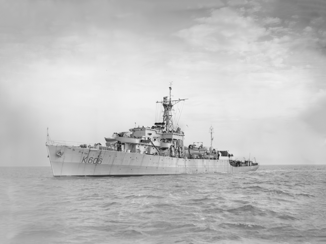 HMS Bigbury Bay (K606) Royal Navy Bay Class Frigate Port Bow View Photo Print Wall Art Decor Posters, Prints, & Visual Artwork Hampshire Prints 6 x 4 No Frame No