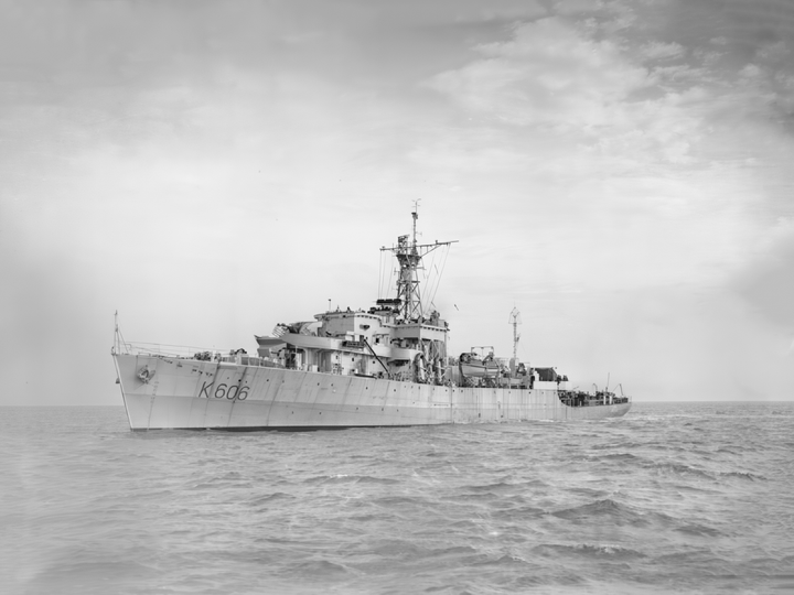 HMS Bigbury Bay (K606) Royal Navy Bay Class Frigate Port Bow View Photo Print Wall Art Decor Posters, Prints, & Visual Artwork Hampshire Prints 6 x 4 No Frame No