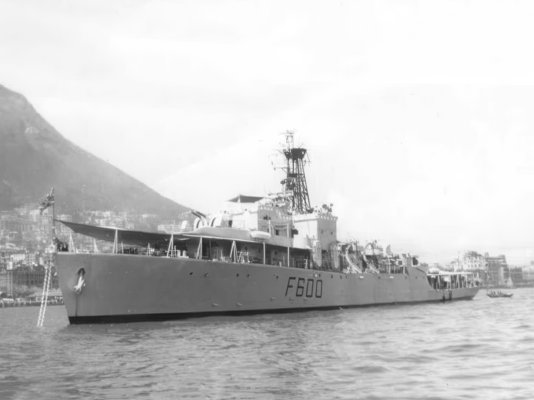 HMS St Brides Bay F600 Bay Class Frigate Photo Print - Posters, Prints, & Visual Artwork - by Hampshire Prints (image 1 of 9)