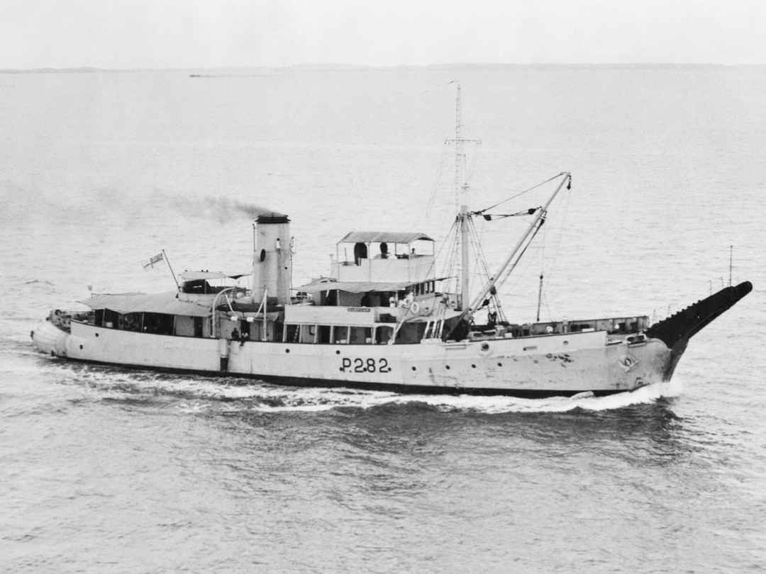 HMS Barfoam (P282) Royal Navy Bar Class Boom Defence Vessel Starboard View Photo Print Wall Art Decor Posters, Prints, & Visual Artwork Hampshire Prints 6 x 4 No Frame No