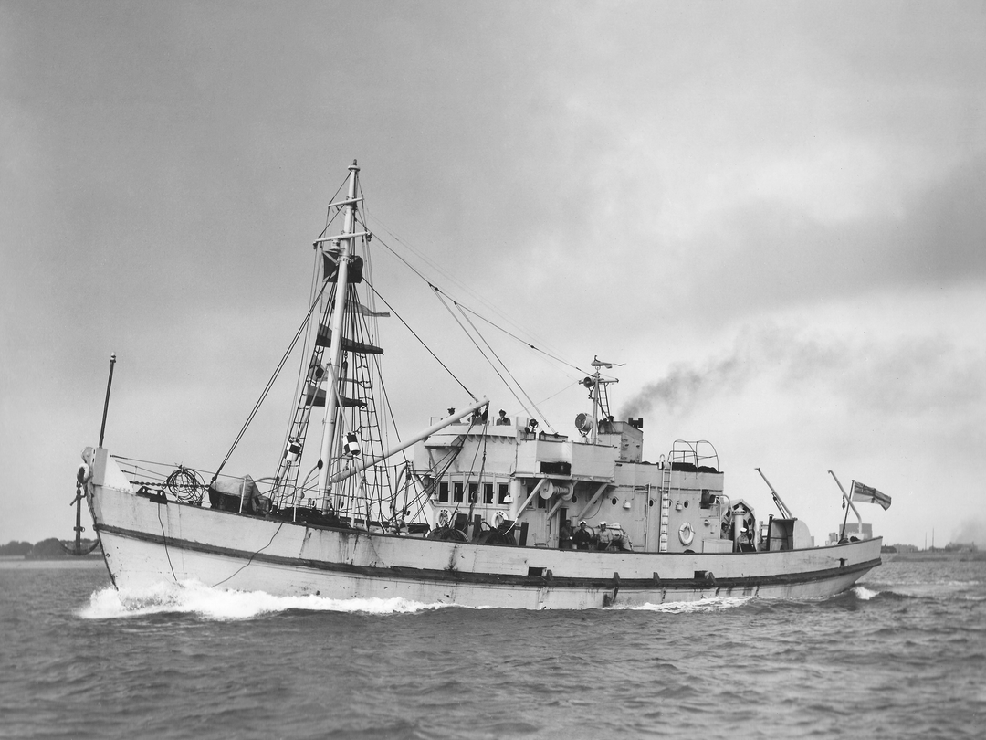 HMS MMS 1717 J517 MMS Class Minesweeper Photo Print - Posters, Prints, & Visual Artwork - by Hampshire Prints (image 1 of 9)
