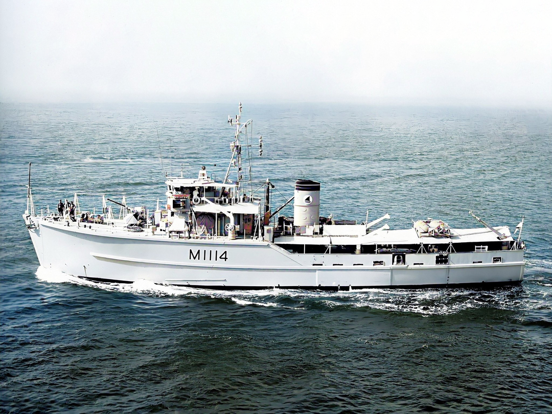 HMS Brinton (M1114) Royal Navy Ton Class Minesweeper Port Side View Photo Print Wall Art Decor Posters, Prints, & Visual Artwork Hampshire Prints 6 x 4 No Frame No