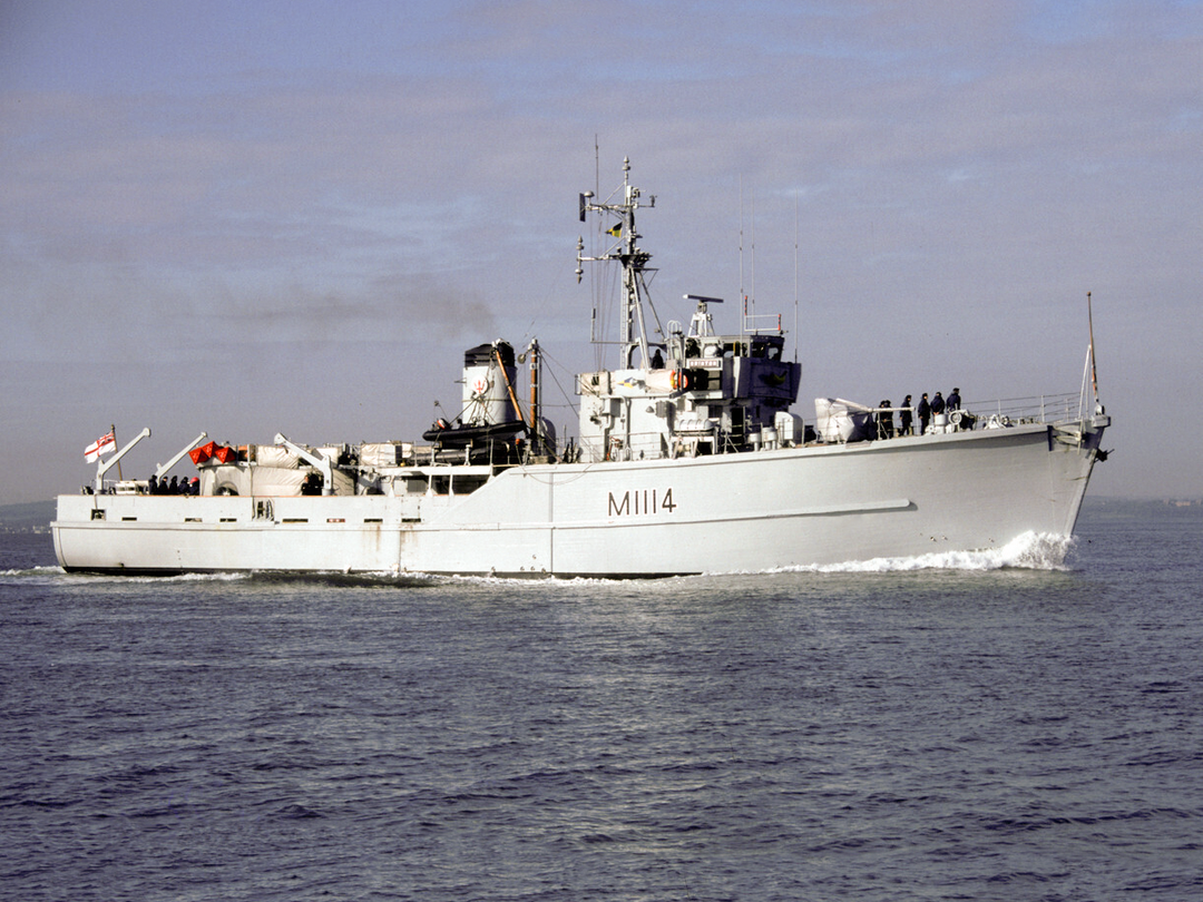HMS Brinton (M1114) Royal Navy Ton Class Minesweeper Starboard View Photo Print Wall Art Decor Posters, Prints, & Visual Artwork Hampshire Prints 6 x 4 No Frame No