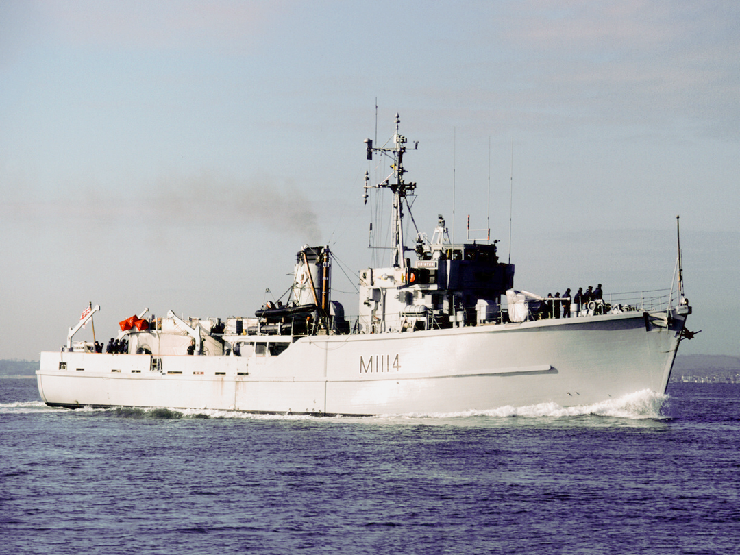 HMS Brinton (M1114) Royal Navy Ton Class Minesweeper Entering Harbour Photo Print Wall Art Decor Posters, Prints, & Visual Artwork Hampshire Prints 6 x 4 No Frame No