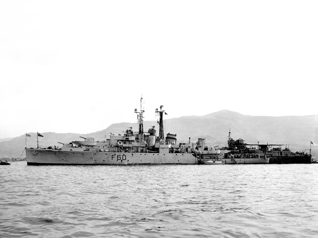 HMS Alacrity (U60) Royal Navy Black Swan Class Sloop Warship Port View Photo Print Wall Art Posters, Prints, & Visual Artwork Hampshire Prints 6 x 4 No Frame No