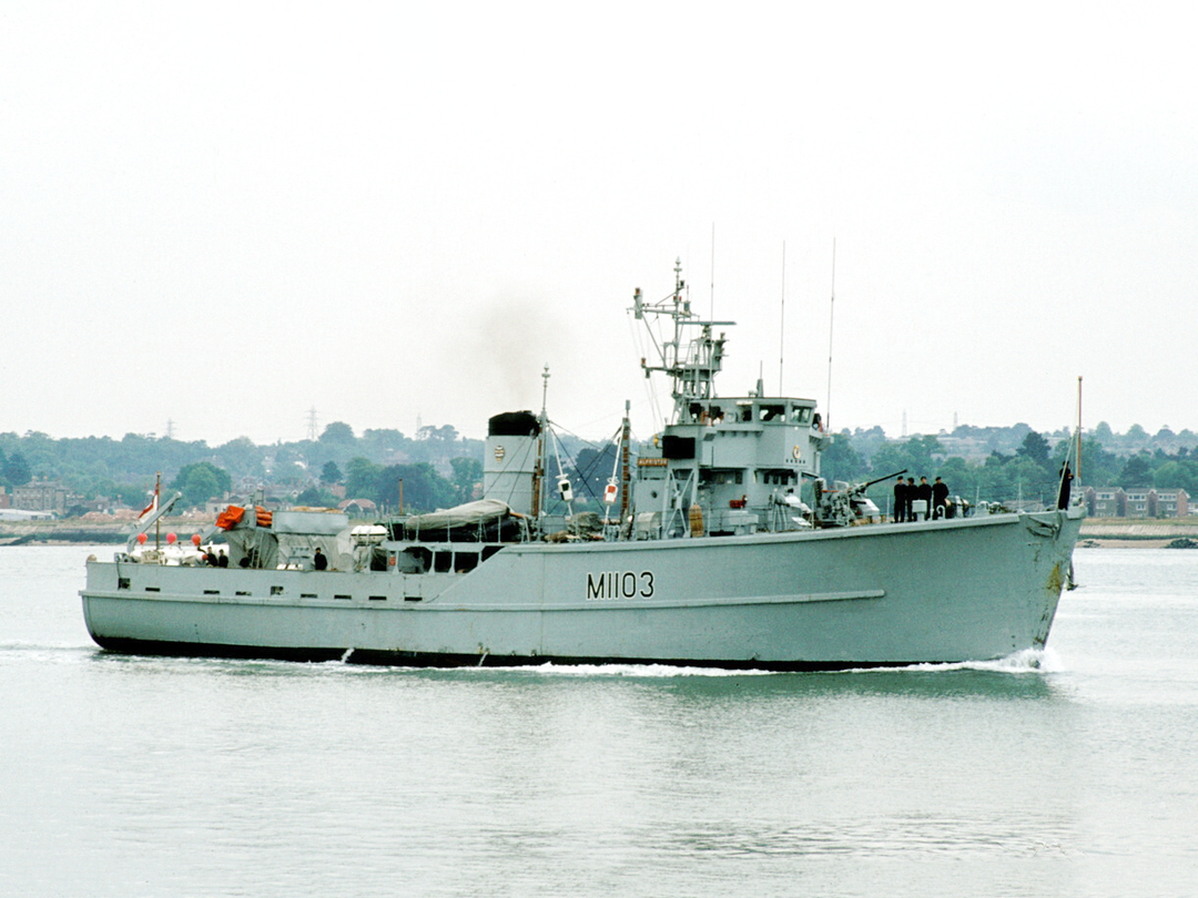 HMS Alfriston (M1103) Royal Navy Ton Class Minesweeper Warship Starboard View Photo Print Wall Art Decor Posters, Prints, & Visual Artwork Hampshire Prints 6 x 4 No Frame No