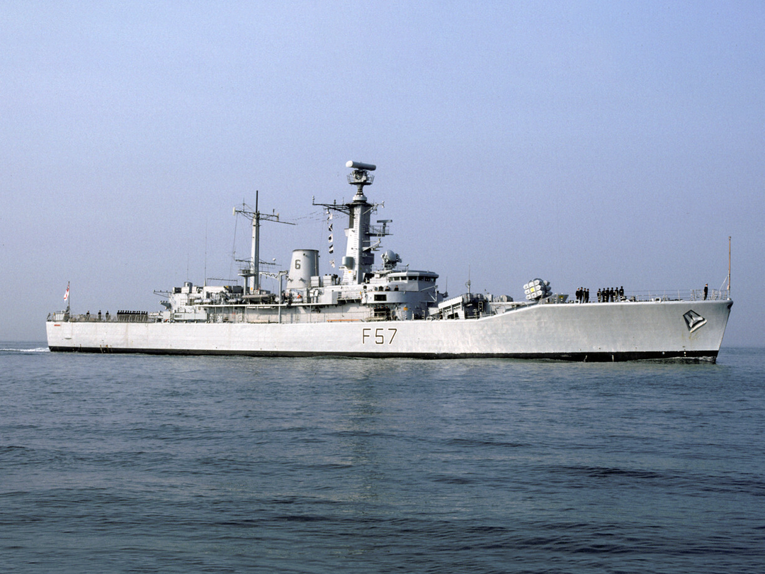 HMS Andromeda (F57) Royal Navy Leander Class Frigate Entering Port Photo Print Wall Art Decor Posters, Prints, & Visual Artwork Hampshire Prints 6 x 4 No Frame No