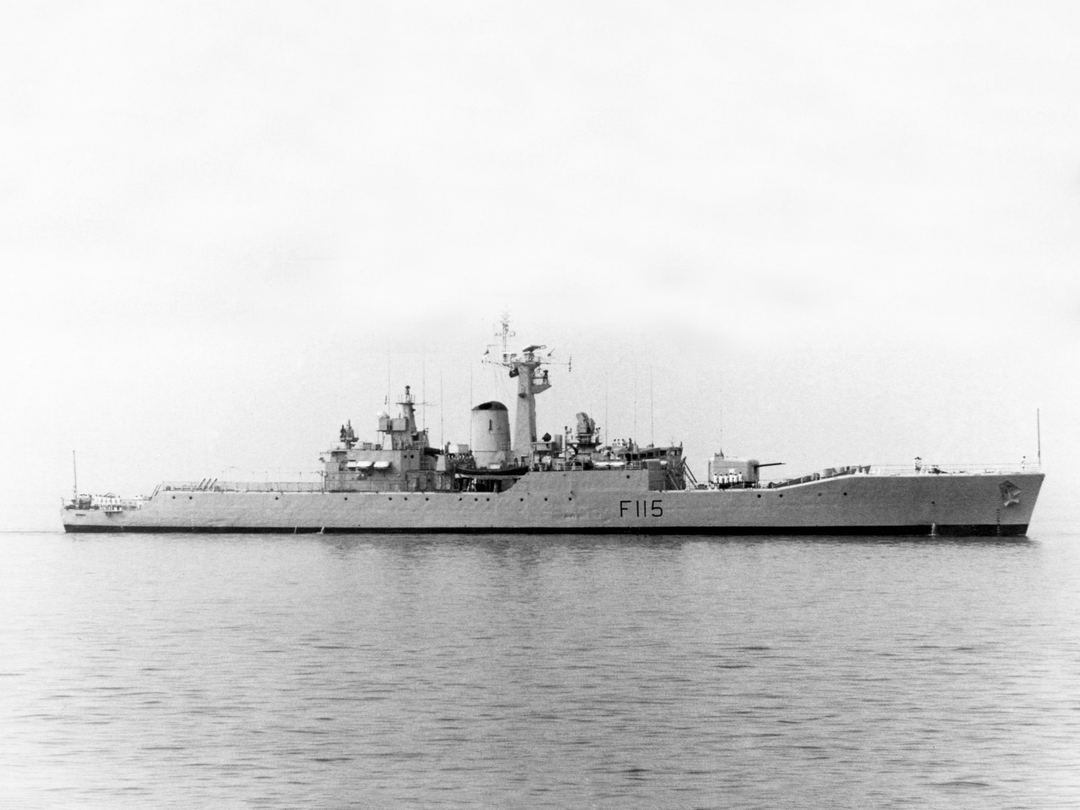 HMS Berwick (F115) Royal Navy Rothesay Class Frigate Starboard Beam View Photo Print Wall Art Decor Posters, Prints, & Visual Artwork Hampshire Prints 6 x 4 No Frame No