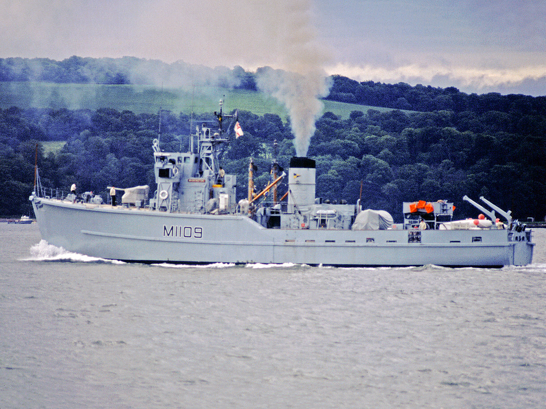 HMS Bickington (M1109) Royal Navy Ton Class Minesweeper Port Beam View Photo Print Wall Art Decor Posters, Prints, & Visual Artwork Hampshire Prints 6 x 4 No Frame No