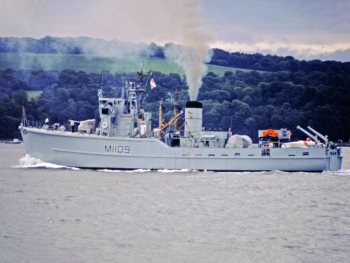 HMS Bickington (M1109) Royal Navy Ton Class Minesweeper Port Beam View Photo Print Wall Art Decor Posters, Prints, & Visual Artwork Hampshire Prints 6 x 4 No Frame No