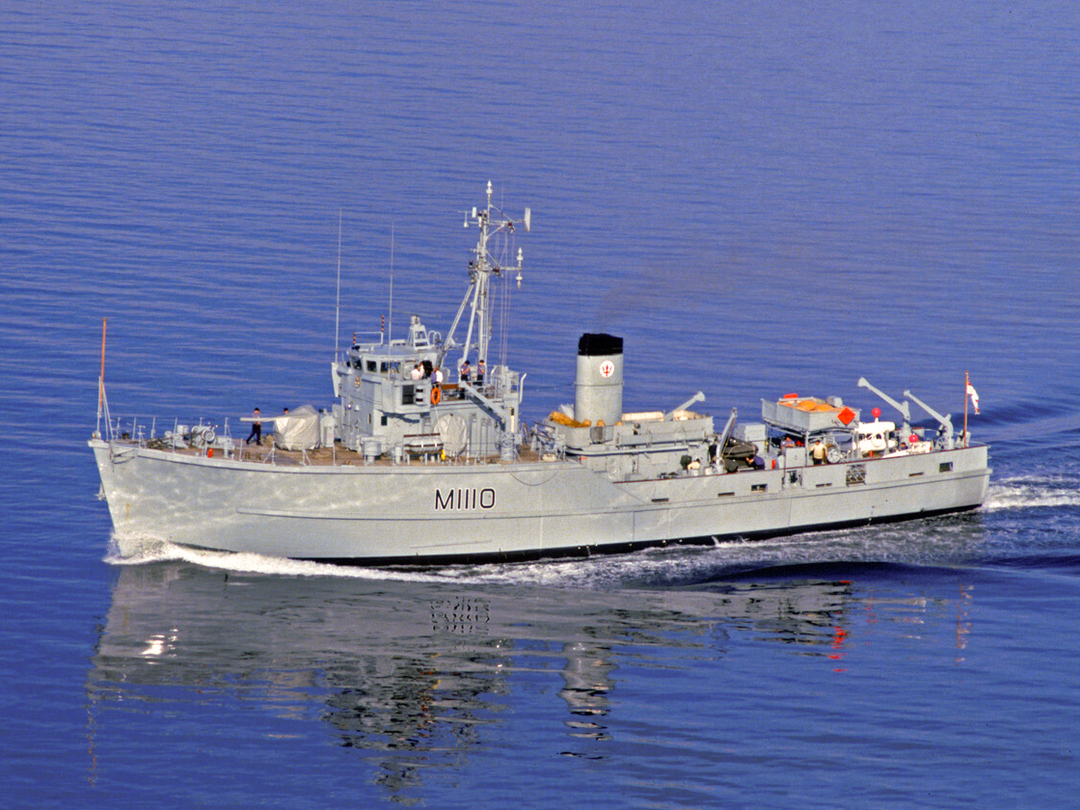 HMS Bildeston (M1110) Royal Navy Ton Class Minesweeper Port Side View Photo Print Wall Art Decor Posters, Prints, & Visual Artwork Hampshire Prints 6 x 4 No Frame No