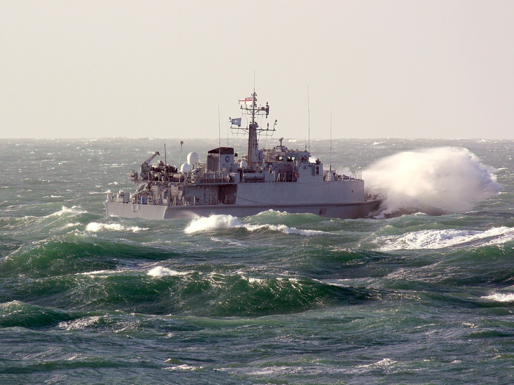 HMS Blyth (M111) Royal Navy Sandown Class Minehunter In Heavy Seas Photo Print Wall Art Decor Posters, Prints, & Visual Artwork Hampshire Prints 6 x 4 No Frame No