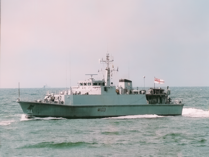 HMS Cromer (M103) Royal Navy Sandown Class Minehunter Port Side View Photo Print Wall Art Decor Posters, Prints, & Visual Artwork Hampshire Prints 6 x 4 No Frame No