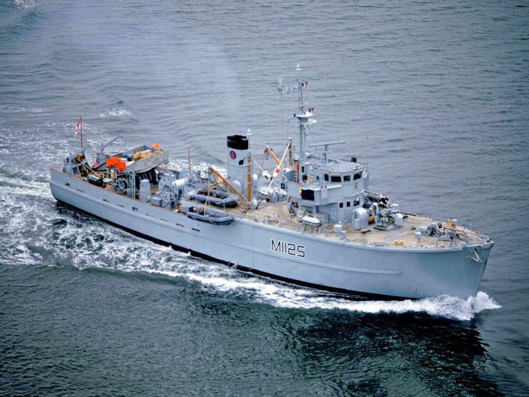 HMS Cuxton M1125 Royal Navy Ton class minesweeper at sea Photo Print Wall art Poster Hampshire Prints 6 x 4 No Frame No