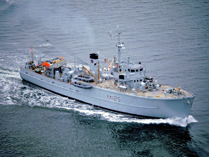 HMS Cuxton M1125 Royal Navy Ton class minesweeper at sea Photo Print Wall art Poster Hampshire Prints 6 x 4 No Frame No