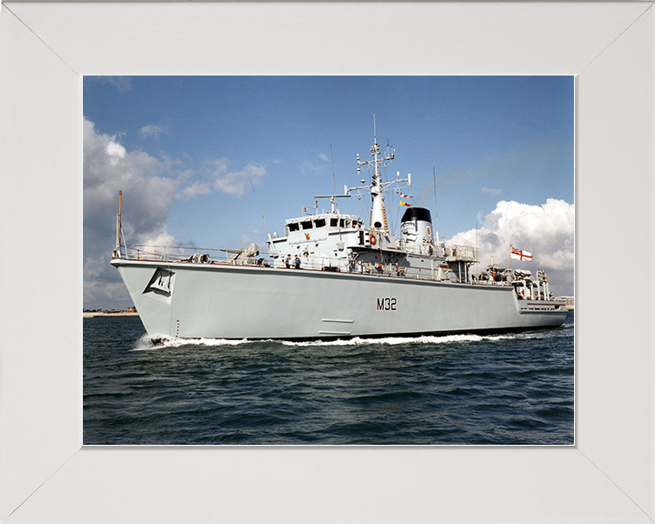 HMS Cottesmore (M32) Royal Navy Hunt Class Mine Warfare Vessel Leaving Portsmouth Photo Print Wall Art Decor Posters, Prints, & Visual Artwork Hampshire Prints 10 x 8 White Frame No