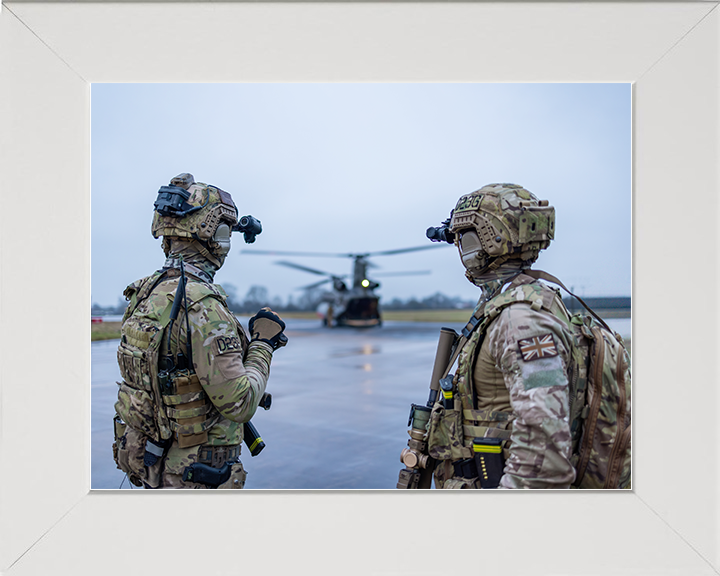 Soldiers Look Towards a Chinook Helicopter Photo Print – British Army Helicopter Operations Wall Art, Military Decor Posters, Prints, & Visual Artwork Hampshire Prints 10 x 8 White Frame No