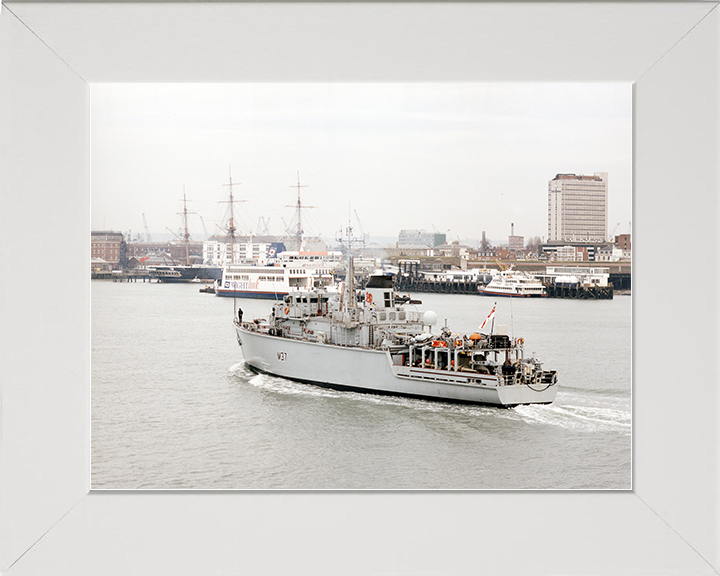 HMS Chiddingfold (M37) Royal Navy Hunt Class Minehunter Entering Portsmouth Photo Print Wall Art Decor Posters, Prints, & Visual Artwork Hampshire Prints 10 x 8 White Frame No
