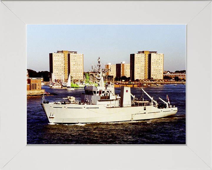 HMS Blackwater (M2008) Royal Navy River Class Minesweeper Leaving Portsmouth Photo Print Wall Art Decor Posters, Prints, & Visual Artwork Hampshire Prints 10 x 8 White Frame No