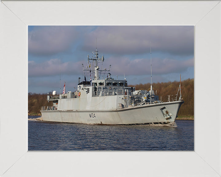 HMS Walney M104 | Photo Print | Framed Print | Sandown Class | minesweeper | Royal Navy Hampshire Prints