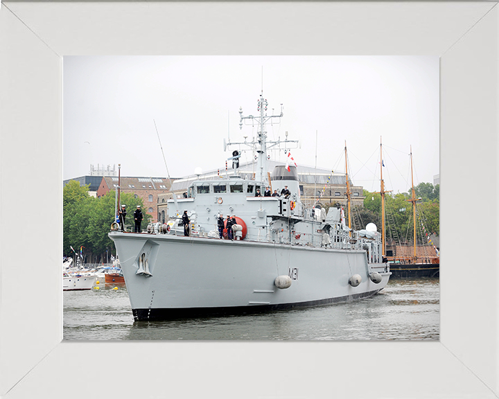 HMS Cattistock (M31) Photo Print - Entering Bristol 2011 - Royal Navy Hunt Class MineHunter Posters, Prints, & Visual Artwork Hampshire Prints 10 x 8 White Frame No