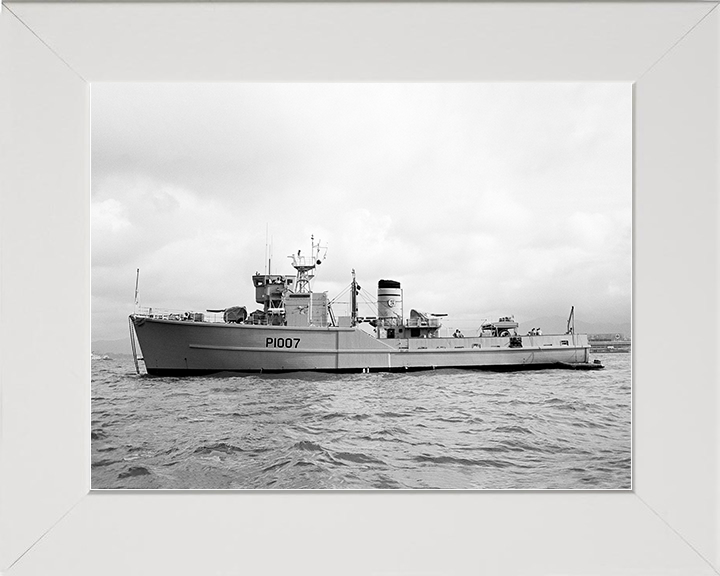 HMS Beachampton (M1007) Royal Navy Ton Class Minesweeper Port Beam View Photo Print Wall Art Decor Posters, Prints, & Visual Artwork Hampshire Prints 10 x 8 White Frame No