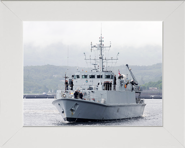 HMS Blyth (M111) Royal Navy Sandown Class Minehunter Deploys 2012 Photo Print Wall Art Decor Posters, Prints, & Visual Artwork Hampshire Prints 10 x 8 White Frame No