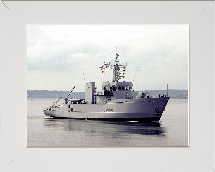 HMS Blackwater (M2008) Royal Navy River Class Minesweeper Entering Harbour Photo Print Wall Art Decor Posters, Prints, & Visual Artwork Hampshire Prints 10 x 8 White Frame No