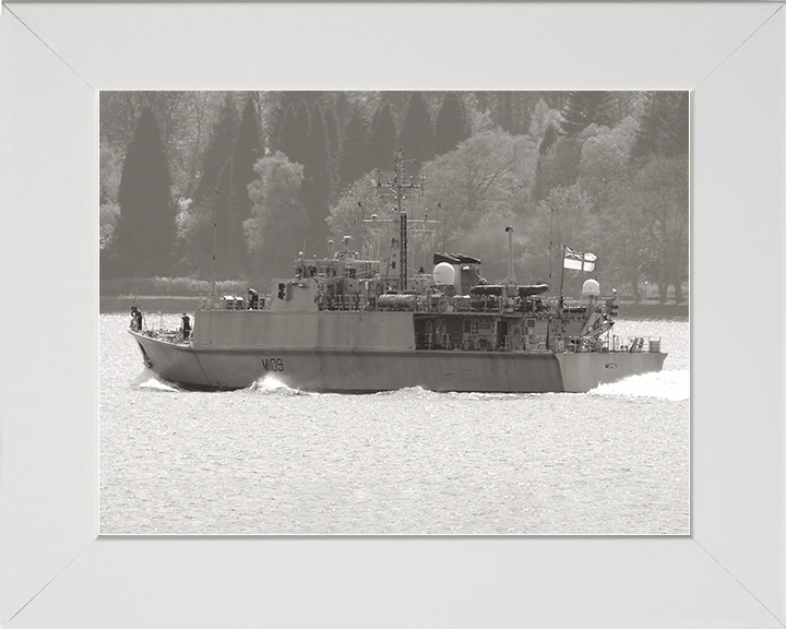 HMS Bangor (M109) Royal Navy Sandown Class Minehunter Clyde 2008 Photo Print Wall Art Decor Posters, Prints, & Visual Artwork Hampshire Prints 10 x 8 White Frame No