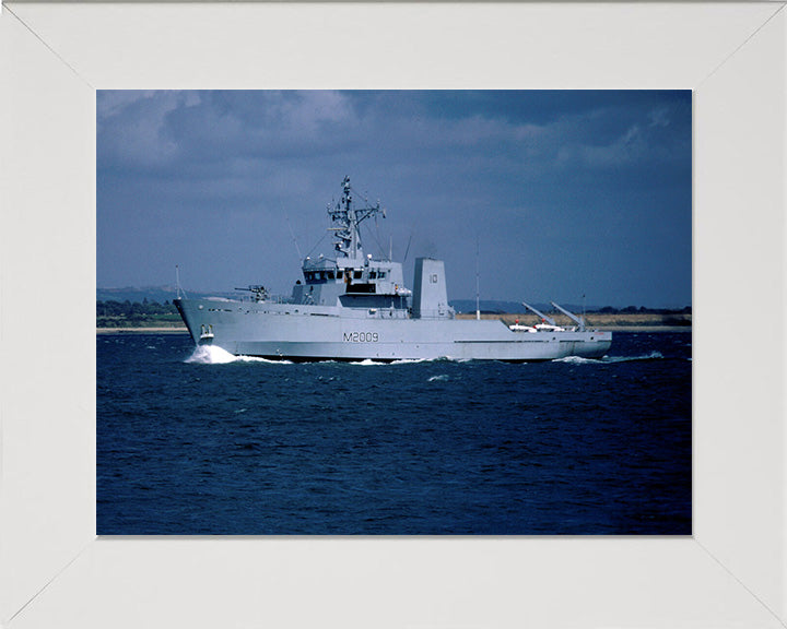 HMS Itchen M2009 | Photo Print | Framed Print | River Class | Minesweeper | Royal Navy Hampshire Prints