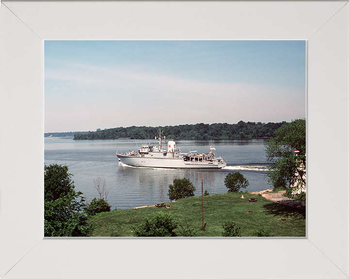 HMS Dulverton (M35) Royal Navy Hunt Class Mine Warfare Vessel USA 1985 Photo Print Wall Art Decor Posters, Prints, & Visual Artwork Hampshire Prints 10 x 8 White Frame No