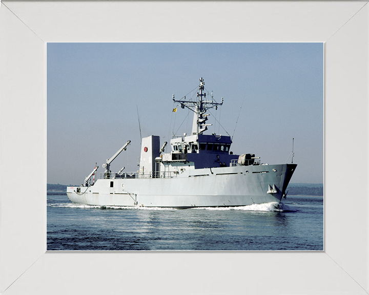 HMS Arun (M2014) Royal Navy River Class Minesweeper Starboard Bow View Photo Print Wall Art Decor Posters, Prints, & Visual Artwork Hampshire Prints 10 x 8 White Frame No
