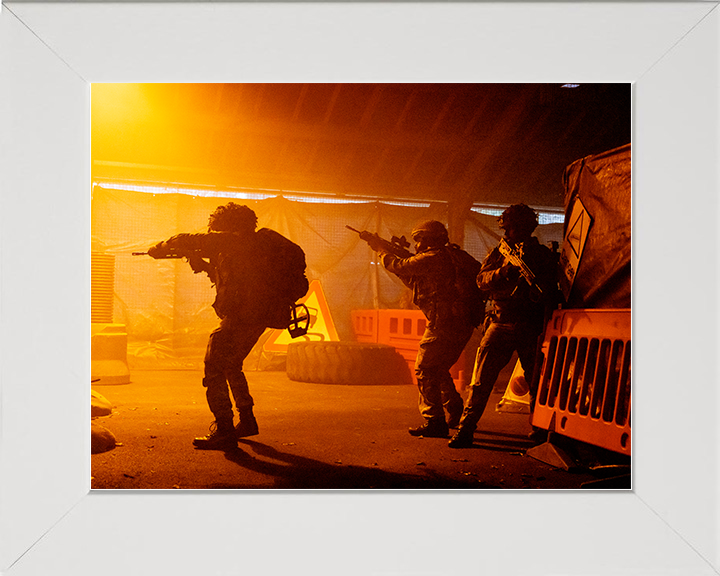British Army Irish Guards Soldiers Urban Warfare Training 2026 Photo Print Wall Art Military Decor Posters, Prints, & Visual Artwork Hampshire Prints 10 x 8 White Frame No