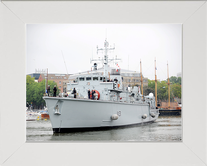 HMS Cattistock (M31) Royal Navy Hunt Class MineHunter Entering Bristol 2011 Photo Print Wall Art Decor Posters, Prints, & Visual Artwork Hampshire Prints 10 x 8 White Frame No