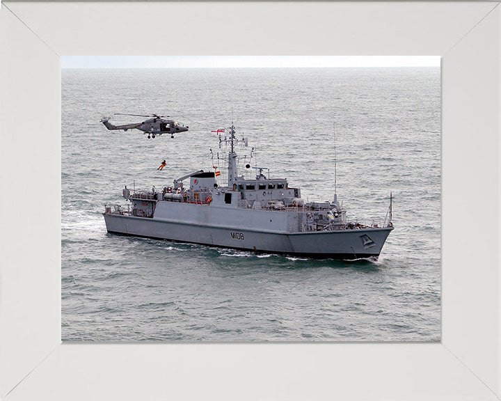 HMS Grimsby M108 | Photo Print | Framed Print | Sandown Class | Minehunter | Royal Navy Hampshire Prints
