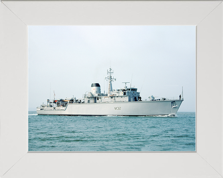 HMS Cottesmore (M32) Royal Navy Hunt Class Mine Warfare Vessel Starboard Beam View Photo Print Wall Art Decor Posters, Prints, & Visual Artwork Hampshire Prints 10 x 8 White Frame No